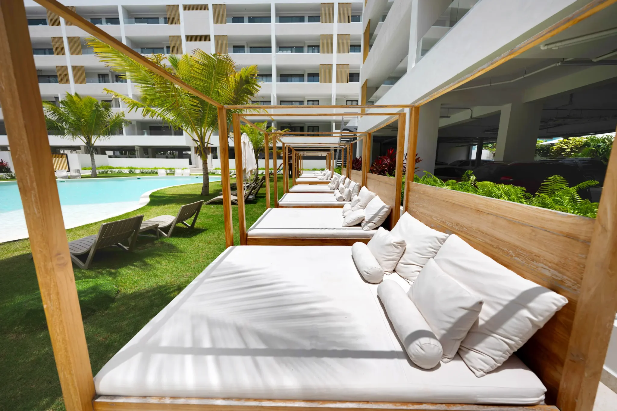 AlaNiqueStay luxury pool and resort