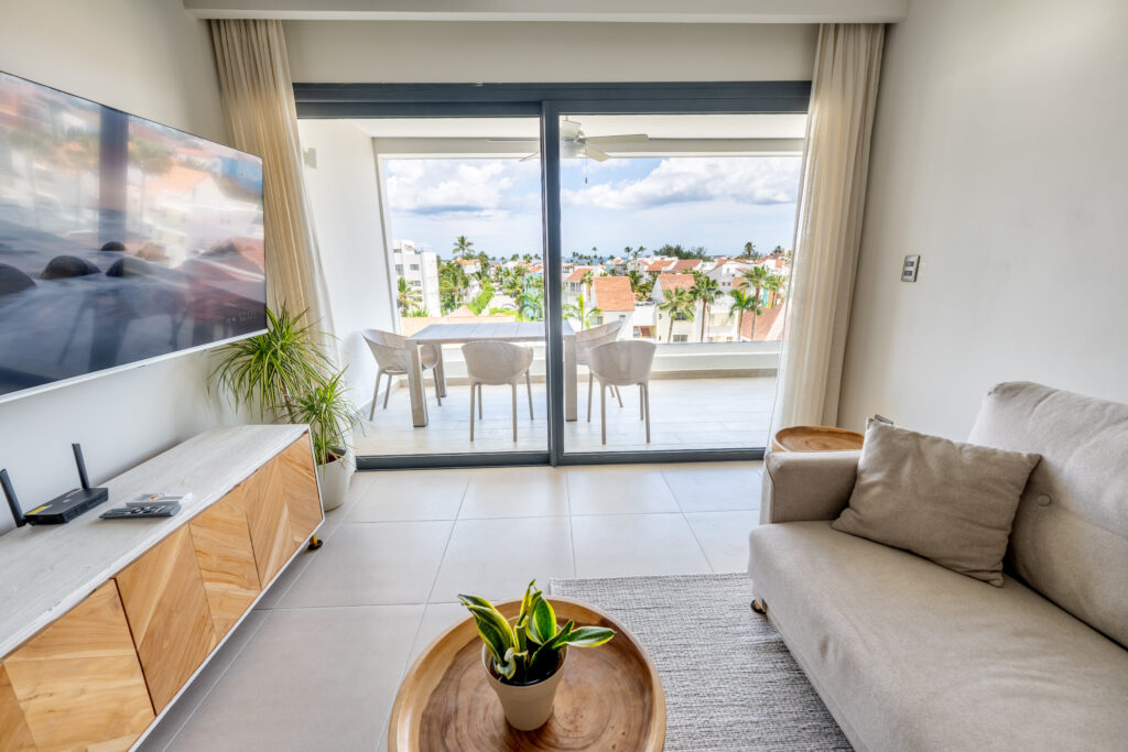 AlaNiqueStay penthouse living room with coastal view